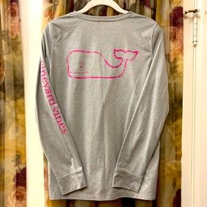 EUC - Women’s Vineyard Vines Performance whale logo long-sleeve t-shirt